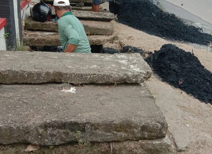 Meski Bulan Ramadan, Petugas Kebersihan DLH Parepare Tetap Bekerja Membersihkan Selokan